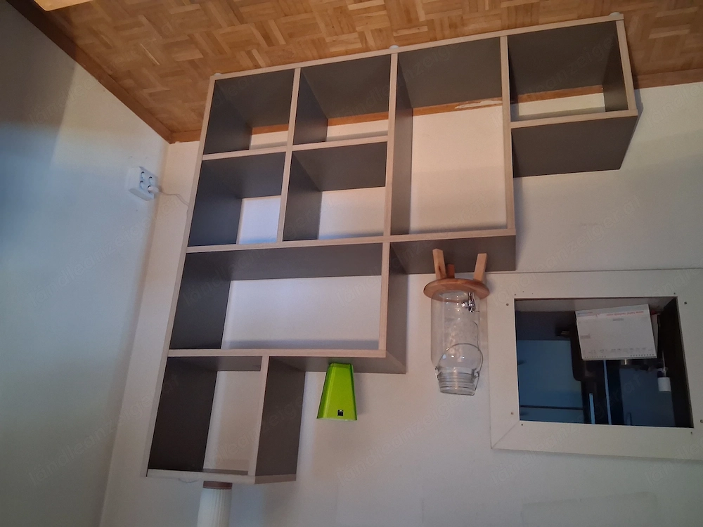 Raumteiler, offener Wandschrank.