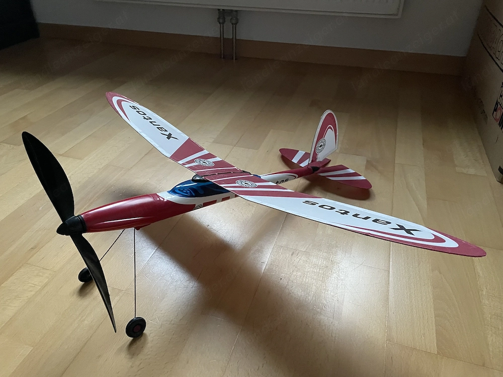 Modellflugzeug mit Gummimotor