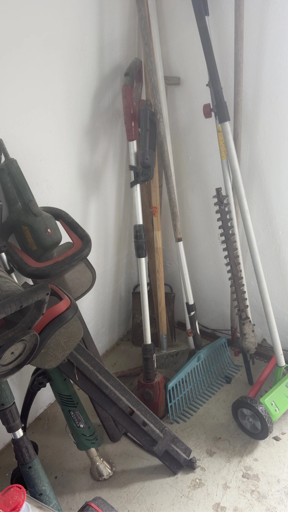 Verschenke! Rechen, Trimmer, Mistgabel, Spaten...