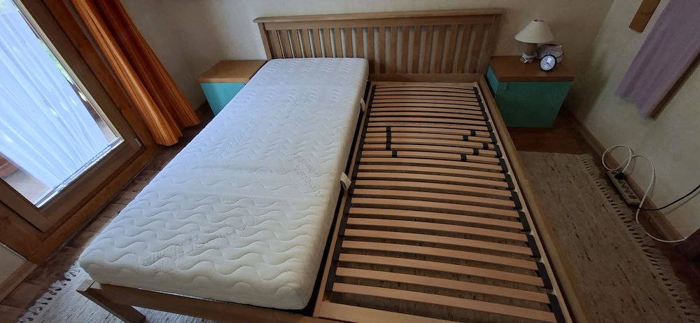 Doppelbett mit Matratzen und Lattenrosten