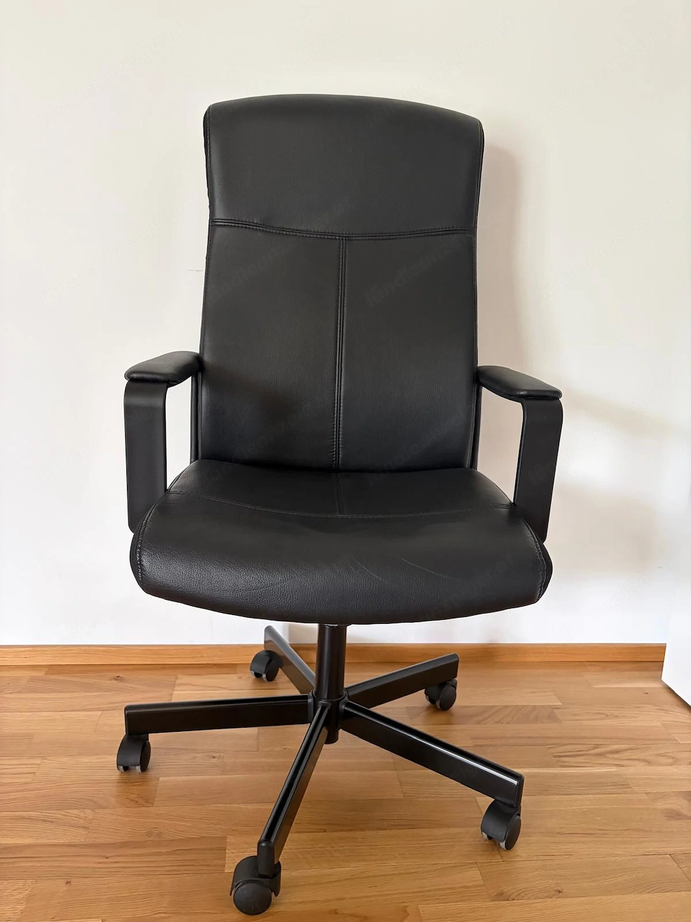 Bürostuhl in schwarz
