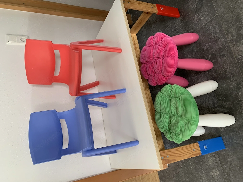 Kindertisch - höhenverstellbar - mit 4 Stühlen