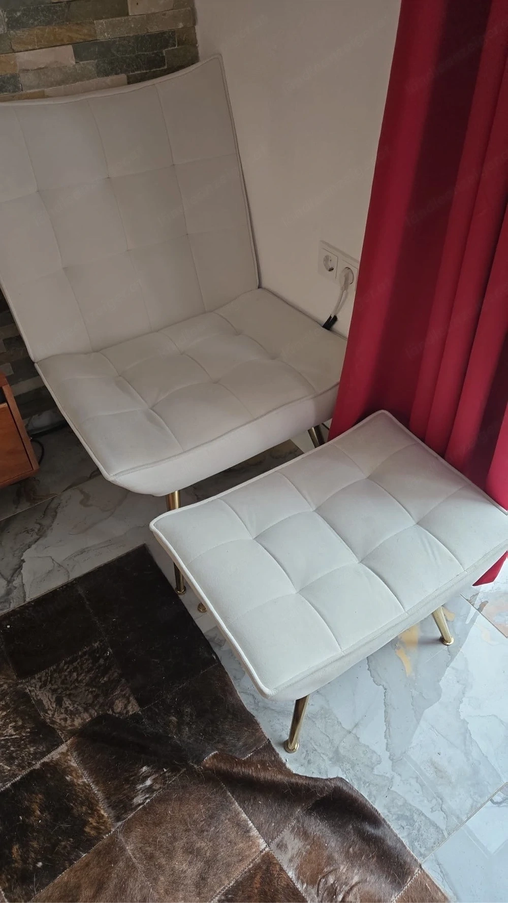 Stilvoller Sessel mit Fusshocker