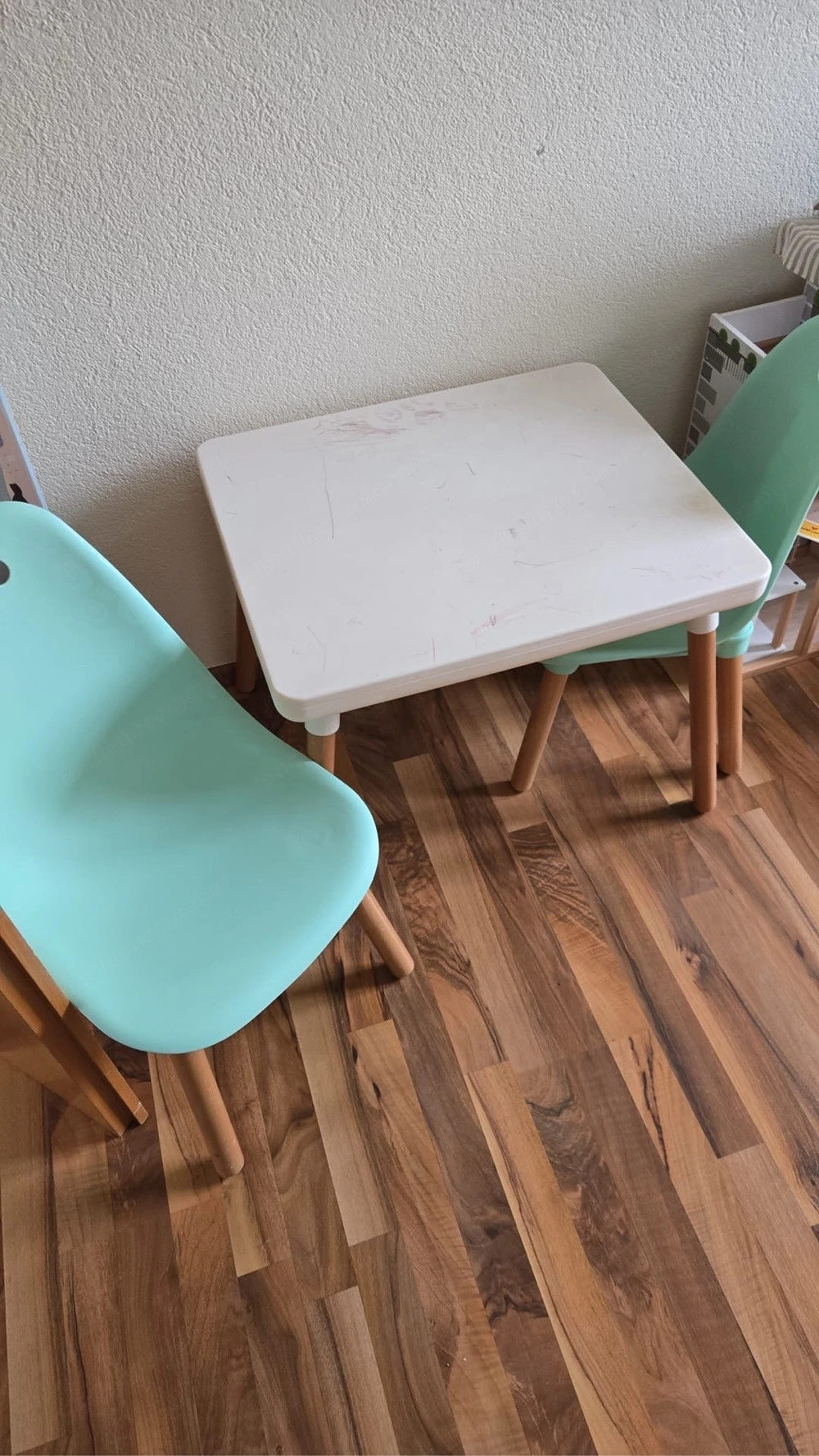 Kindertisch mit 2 Stühlen