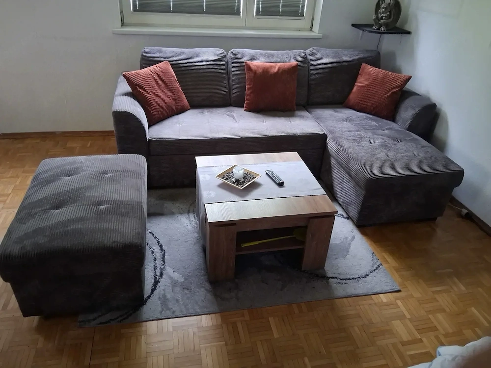 Komplette Couchgarnitur inklu. Tisch
