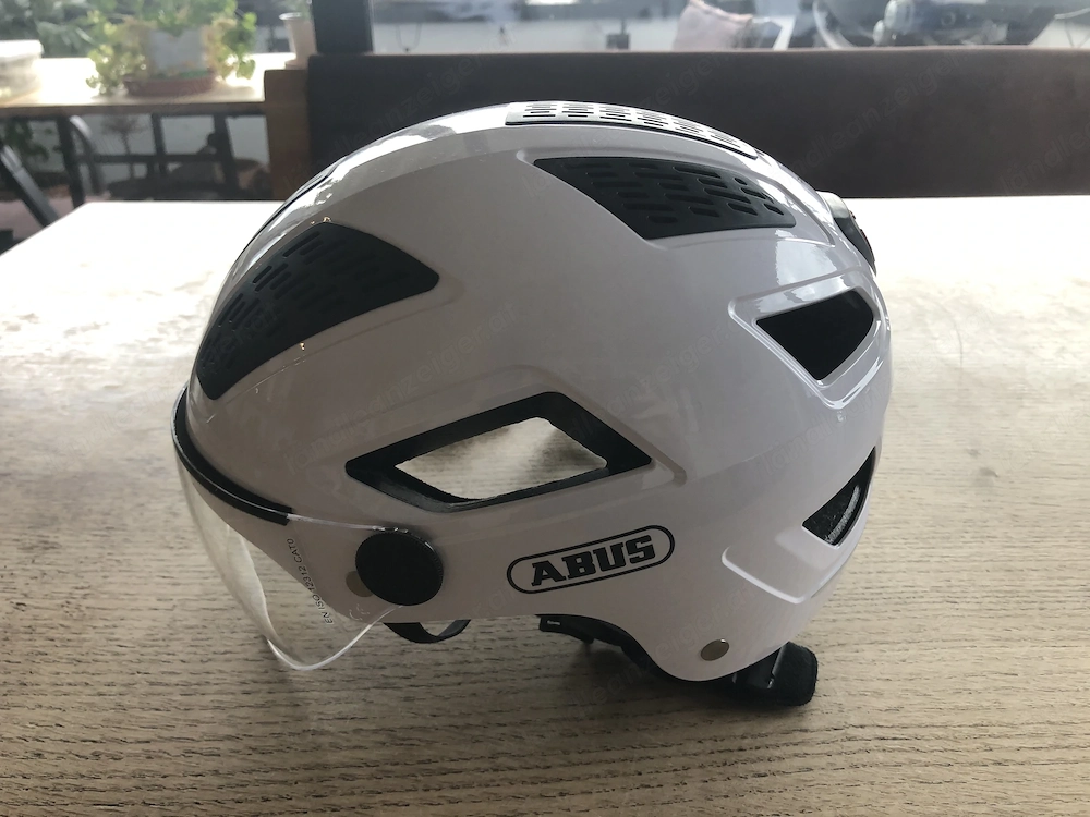 Weißer Fahrradhelm HYBAN 2.0 ACE von ABUS mit Visier und Rücklicht