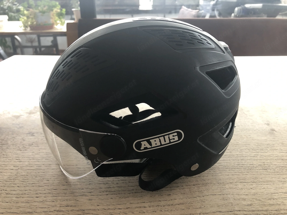 Schwarzer Fahrradhelm HYBAN 2.0 ACE von ABUS mit Visier und Rücklicht