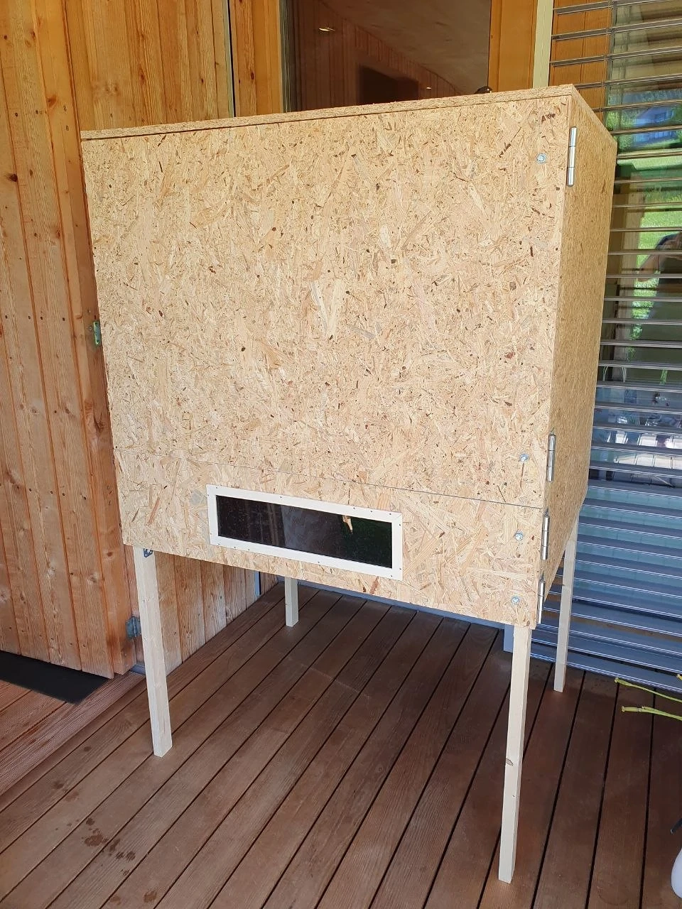 Kleintier-Stall aus Holz mit Sichtfenster