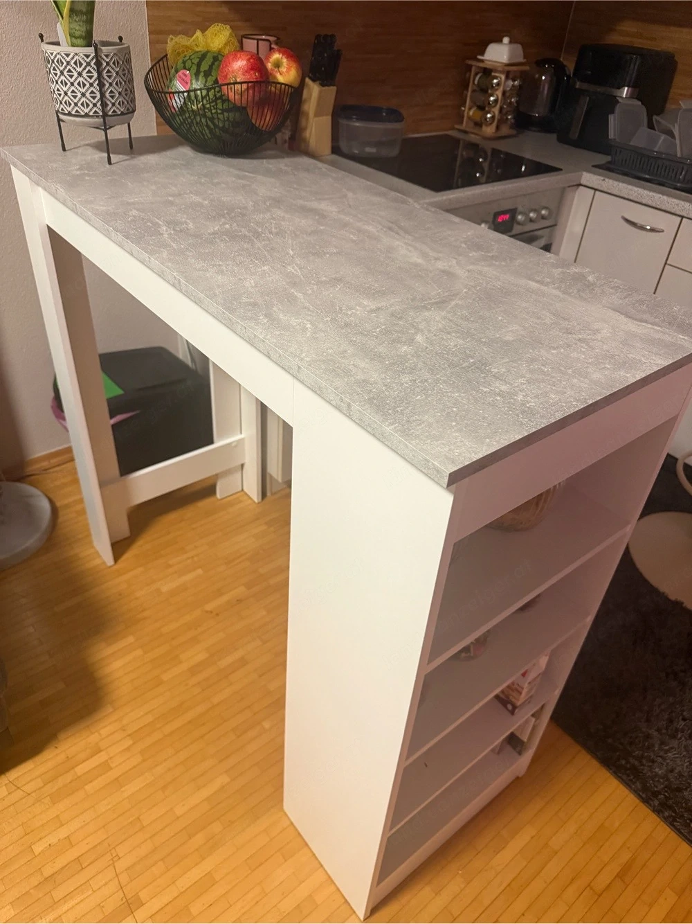 Bartisch mit Staufläche