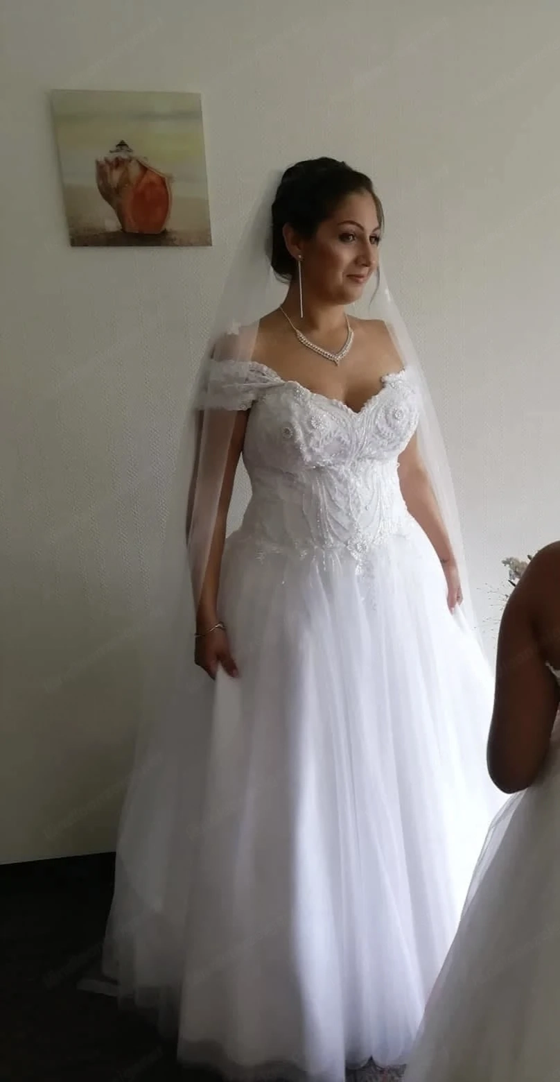 Brautkleid mit Schleier und Unterrock