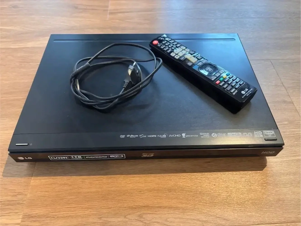 LG Sat-Reciever mit Blu-ray Player & 3D HD-Recorder mit 1TB HDD