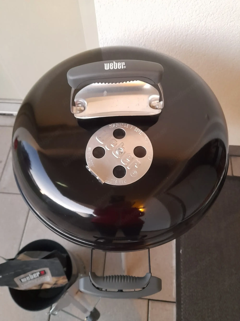 Weber-Kugelgrill mit Anzündhilfe