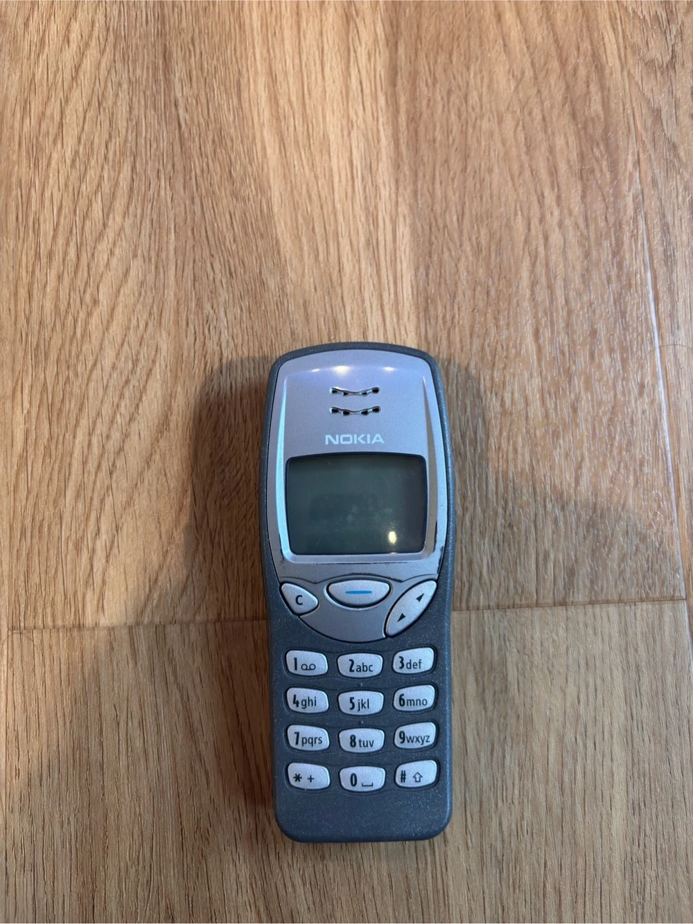 Nokia 3210 inkl. 2. Akku - Retro  Kult - Grau  Silber