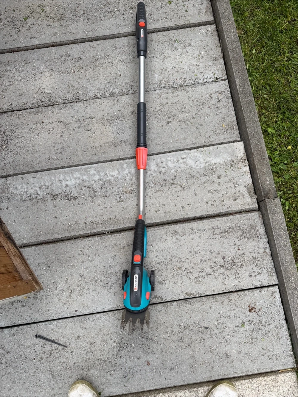 Gardena Akku-Grasschere mit Teleskopstiel und Rädern