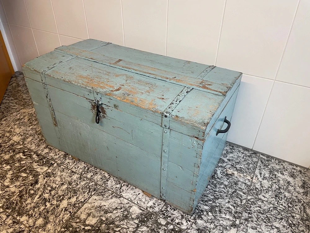schöne Holztruhe