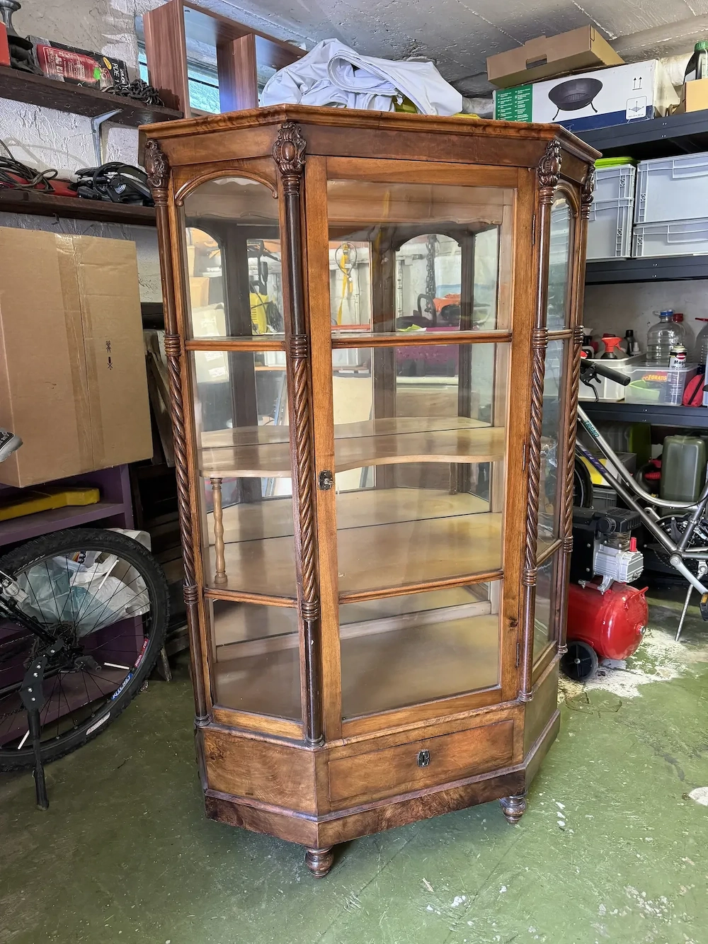 Antike Vitrine   Glasschrank aus Holz