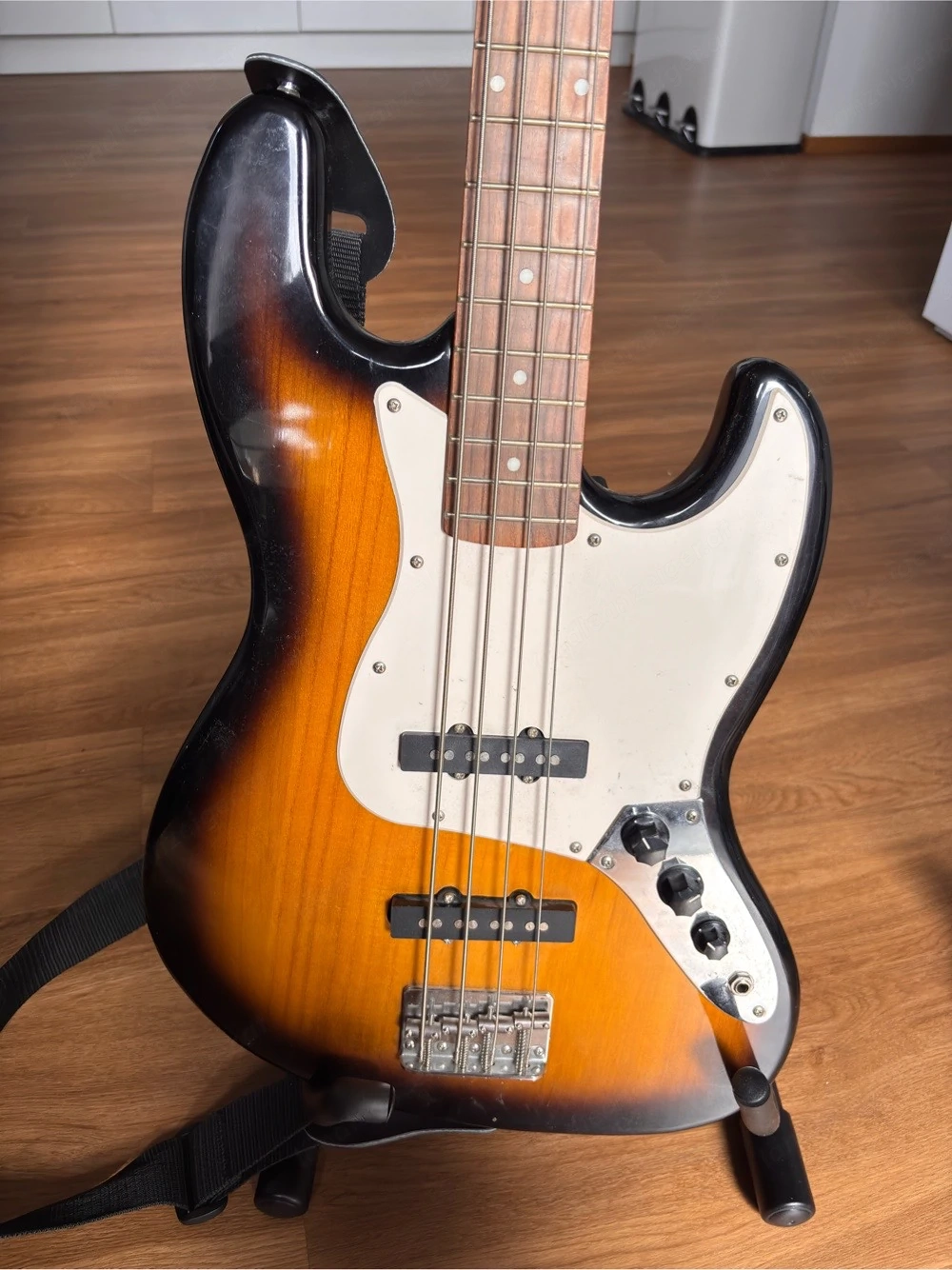 Harley Benton Jazz Bass (Sunburst) inkl. Millenium Gitarrenständer & Gurt