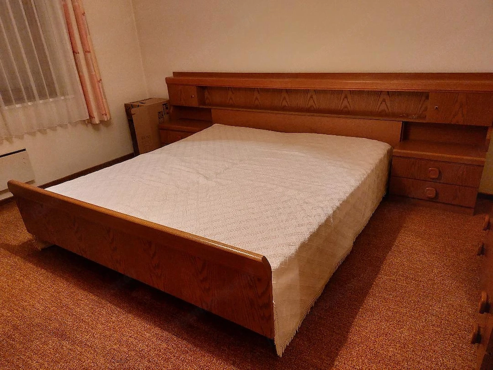 Doppelbett, plus Nachtkästchen