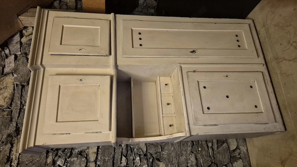 Alter Küchenschschrank mit Komode und Stühle. 