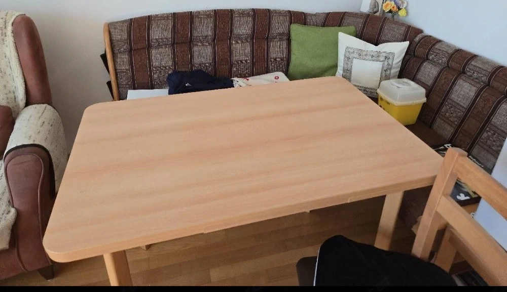 Essecke mit ausziehbarem Tisch und 2 Sesseln bis 25. Mai abzuholen