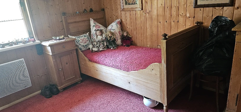 Bett und Nachtkästchen