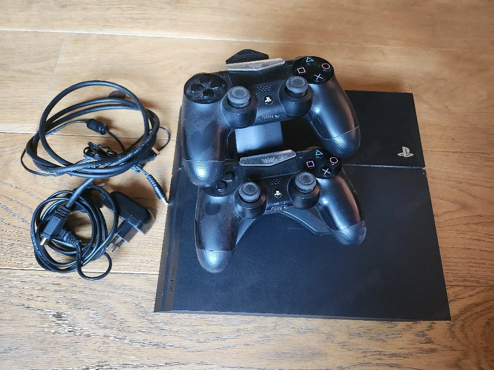 PS4 + 2 Controller + Ladestation + 5 Spiele