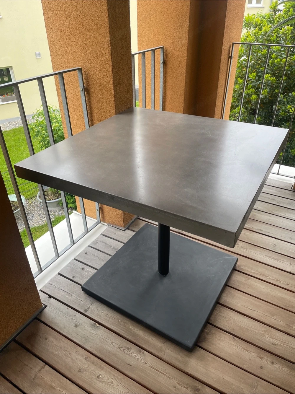 Gartentisch mit Betonplatte