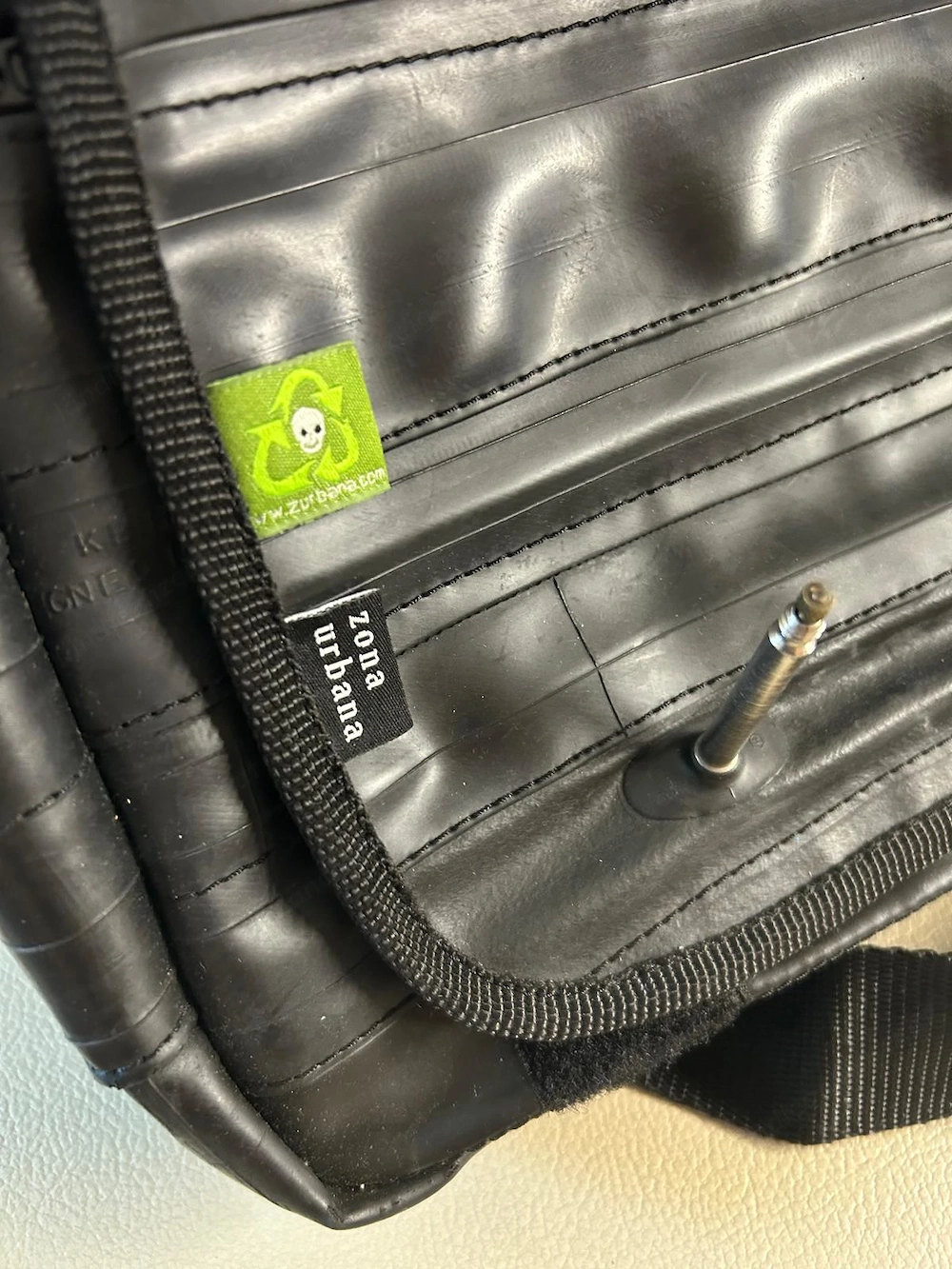 Umhängetasche aus recycelten Fahrradreifen