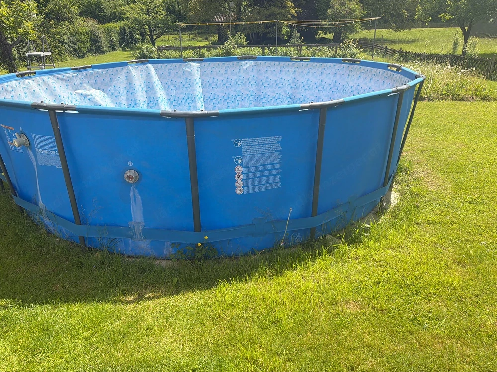 Pool mit Sandfilteranlage