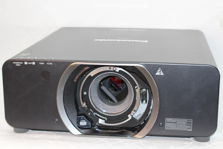 Panasonic PT-DZ110XE*DLP Beamer Projektor 10600 Lumen