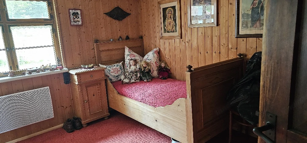 Bett mit Nachtkästchen