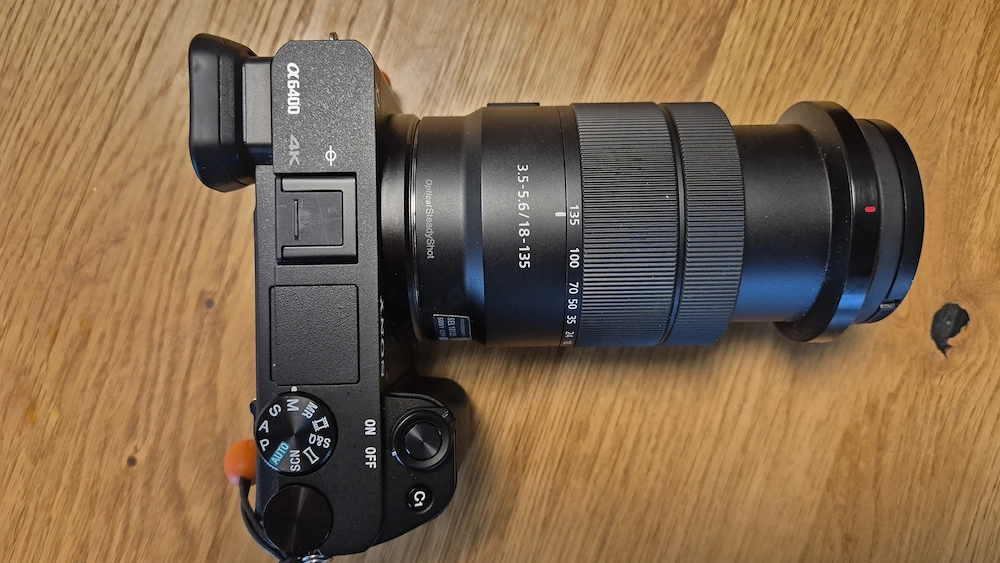 Sony A6400 + Sony 18-135mm Zoom objektiv + Zubehör