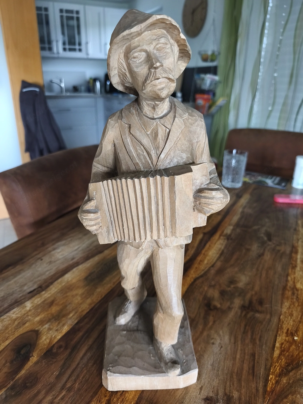 Holzfigur Zieharmonikaspieler
