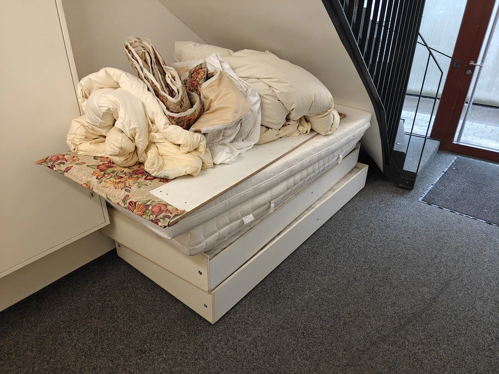 Doppelbett mit Matratze und Zubehör abzugeben
