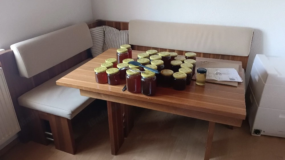 Sitzgruppe mit Tisch und 2 Stühlen