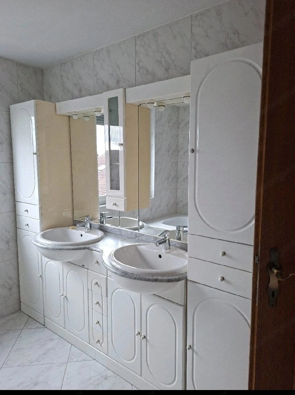 Badezimmerschrank mit zwei Waschbecken zu verschenken