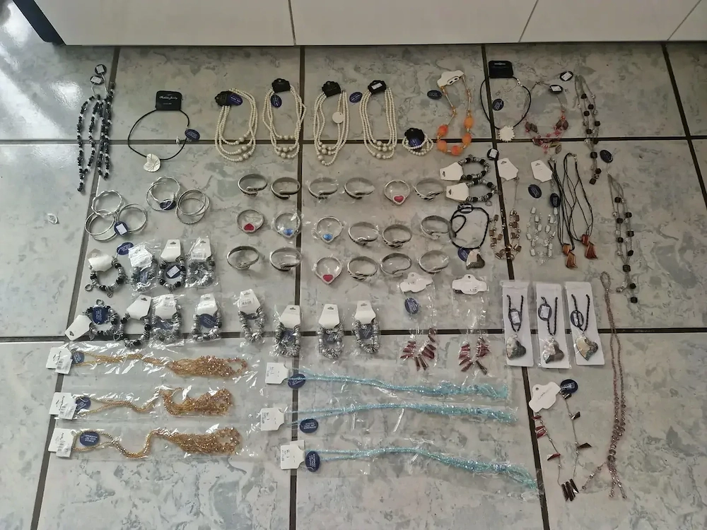 Schmuck Restposten Modeschmuck Flohmarkt Starterpaket Ohrringe Armreifen Markt Verkauf S8
