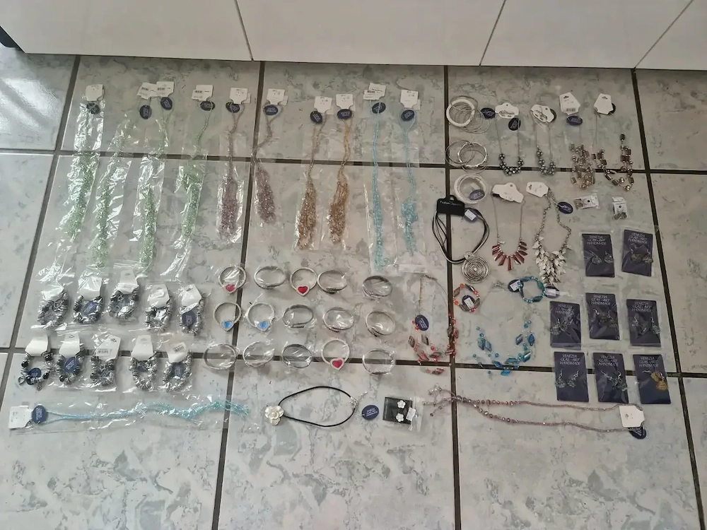 Schmuck Restposten Modeschmuck Flohmarkt Starterpaket Ohrringe Armreifen Markt Verkauf S9