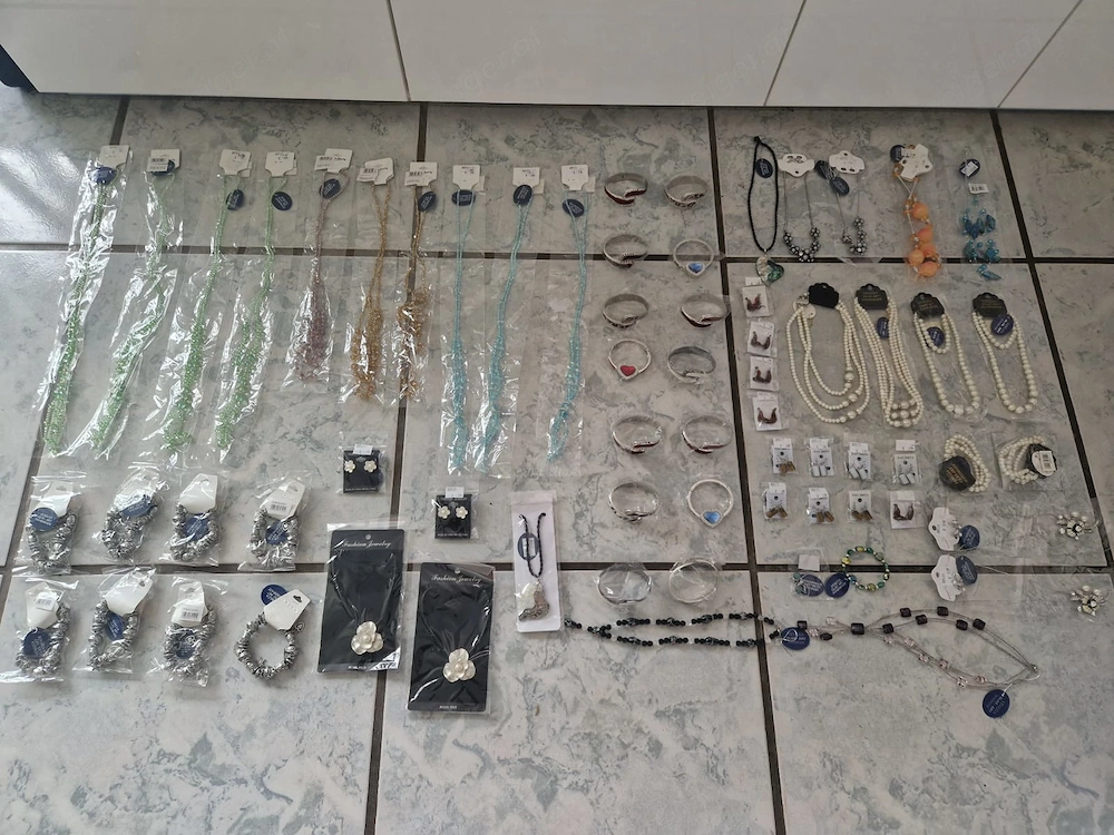 Schmuck Restposten Modeschmuck Flohmarkt Starterpaket Ohrringe Armreifen Markt Verkauf S11