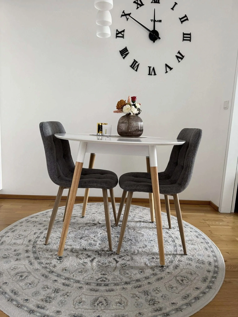 Esstisch und 2 Stühle und Teppich 