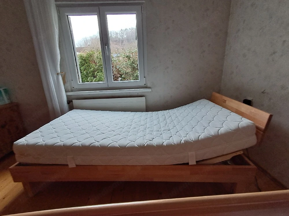 Bett neuwertig