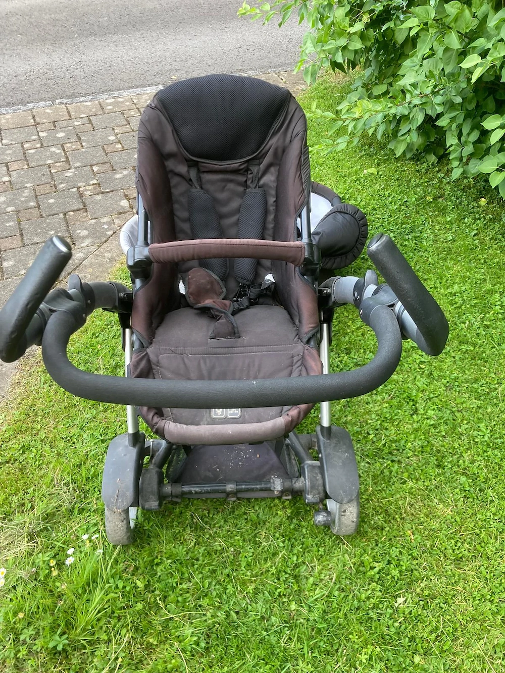 Kinderwagen - Buggy gegen einen 6er Träger Bier