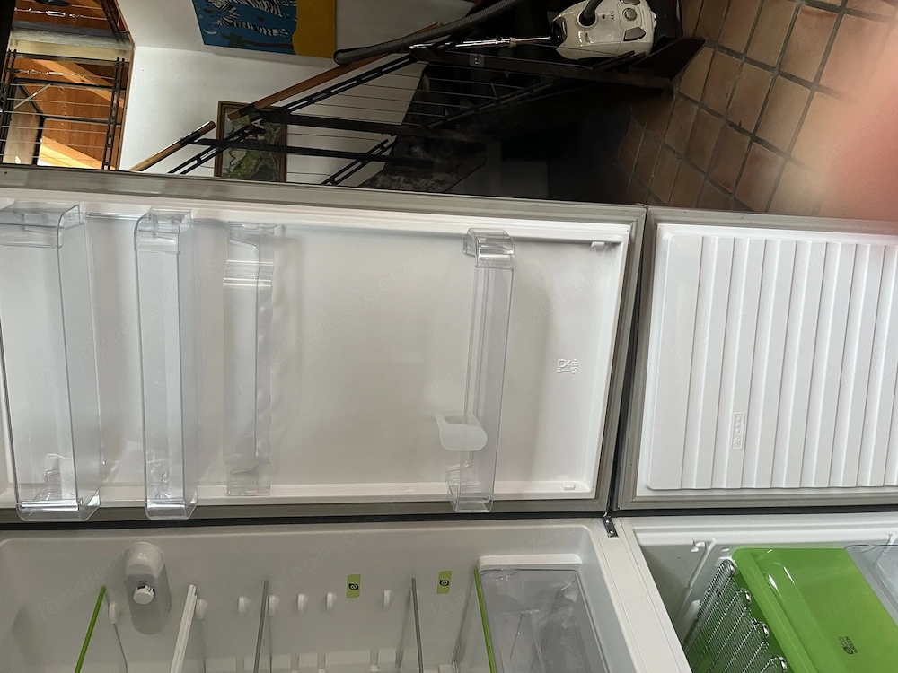 Großer Kühlschrank mit Gefrierfach 