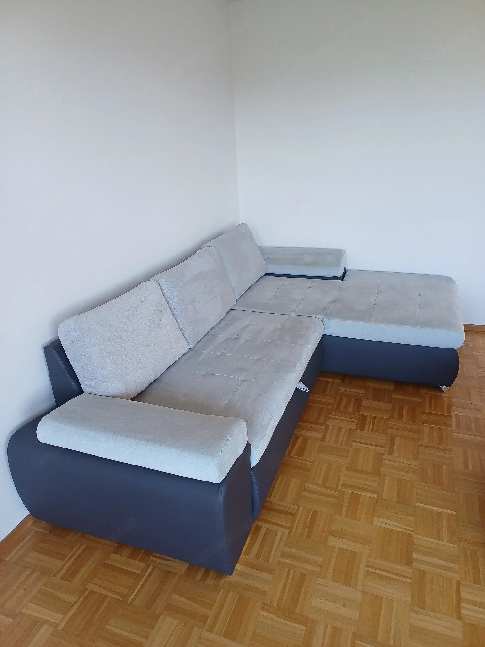 Gepflegte Couch mit Bettfunktion und Stauraum