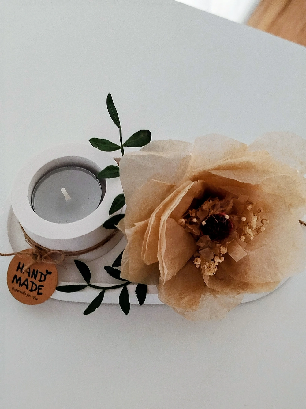 Deko Teelicht mit Seidenpapierblume auf kl.tablett