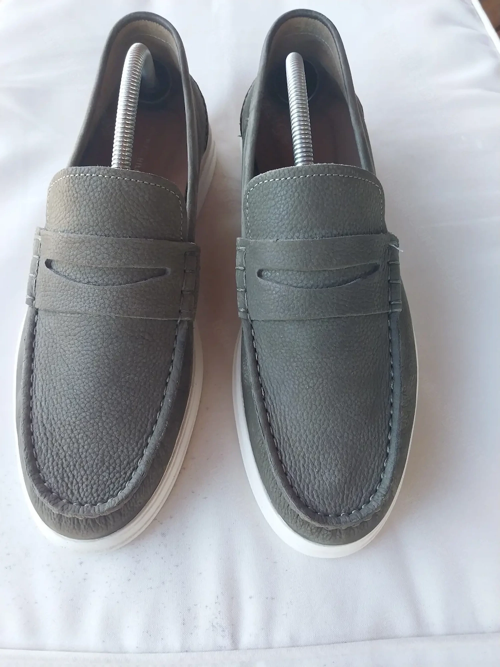 tommy hiliger schuhe Gr,42 neu 49,00    zu klein orgenal preis  149,00