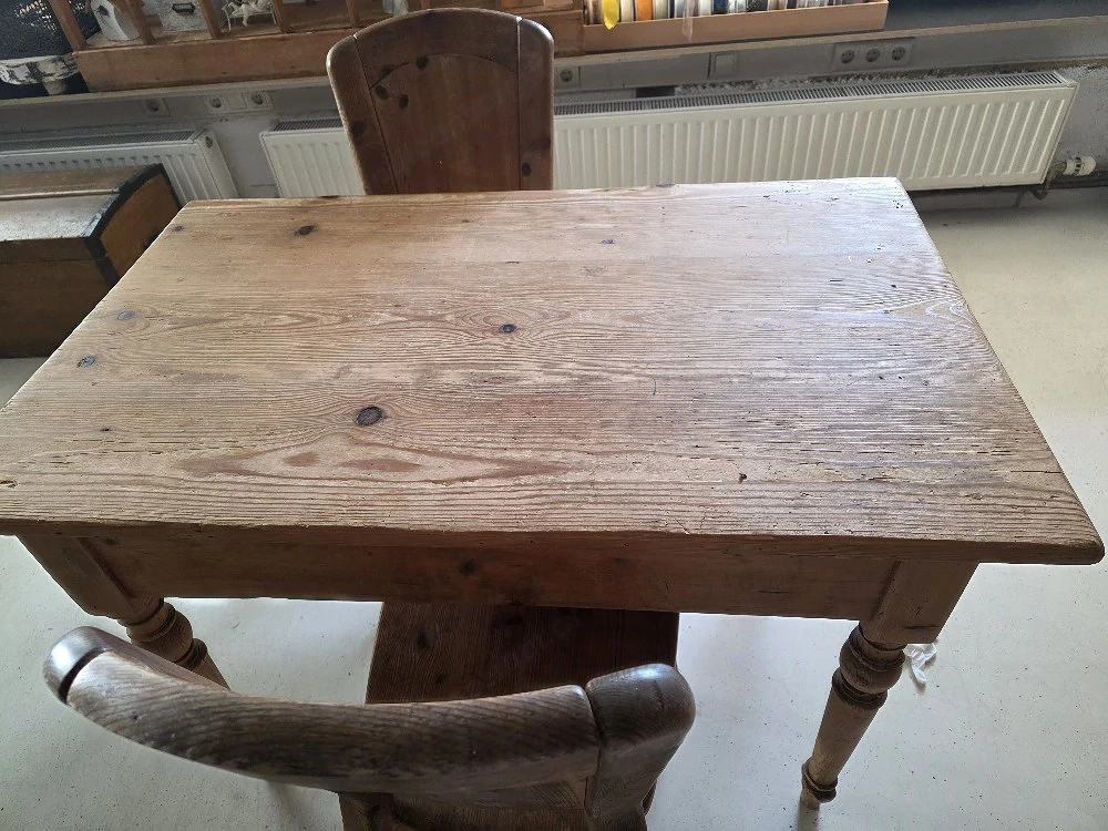 Alter Holztisch