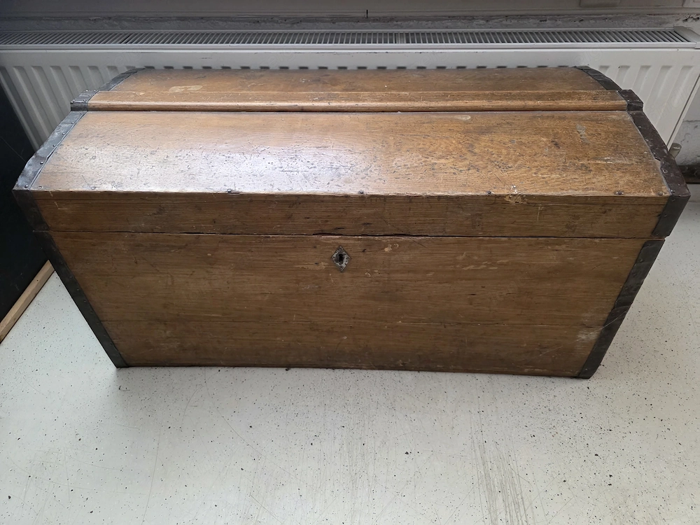 Alte schöne Holztruhe