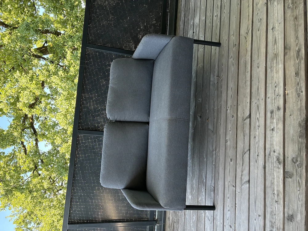 Kleines Sofa in Hellgrau