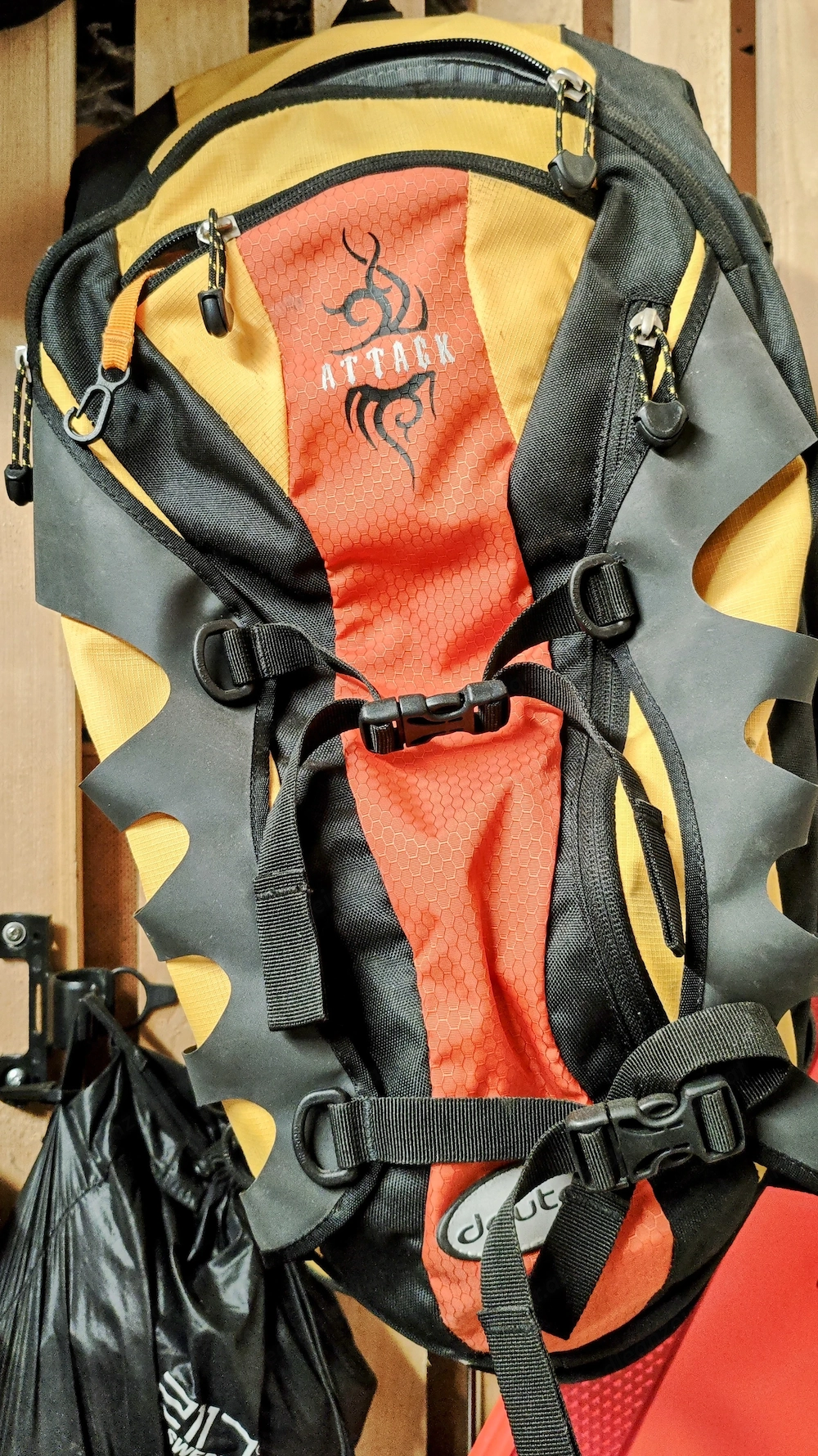 Fahrradrucksack DEUTER Attack Rucksack mit Protektor und Trinksystem 